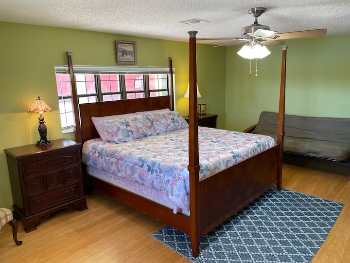 Citrus Suite. Bračni krevet (180x200), futon. Privatna kupaonica.