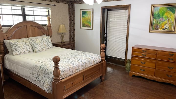 Cedar Suite. Bračni krevet (širine 150-179 cm), privatna kupaonica.