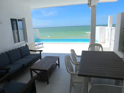 Top performing Airbnb: Beachfront House, Infinity Edge Pool, Casa Miramar in Chelem