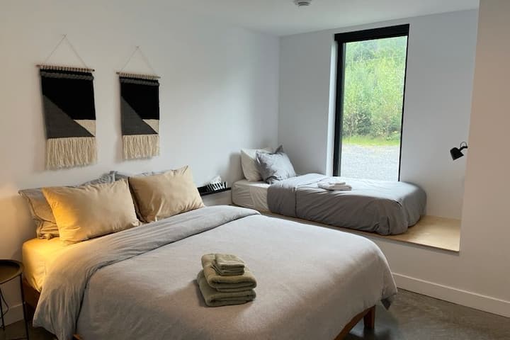 3rd bedroom: We just arranged an extra single bed in the reading area at the back of the room. 