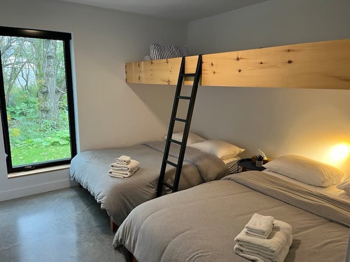 4th bedroom: This room is ideal for a family.! queen bed, 1 double bed as well as...