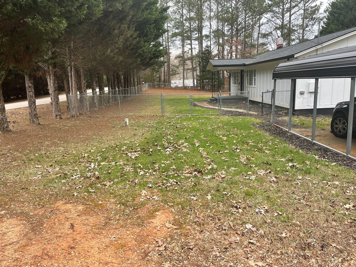 Remodeled 2Bd 2Ba House on 1 Acre Near Lake Lanier