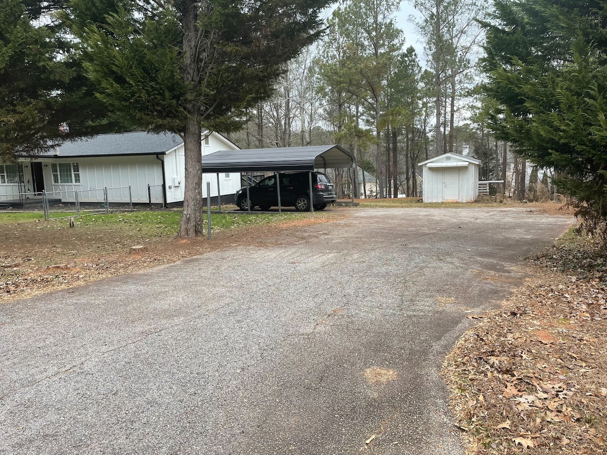 Remodeled 2Bd 2Ba House on 1 Acre Near Lake Lanier