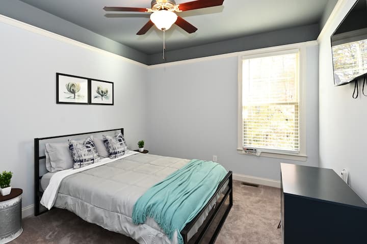 Спална соба на првиот кат. Оваа спална соба
се наоѓа на главниот кат и не бара скали за да се пристапи до него. Има и прицврстена бања. 