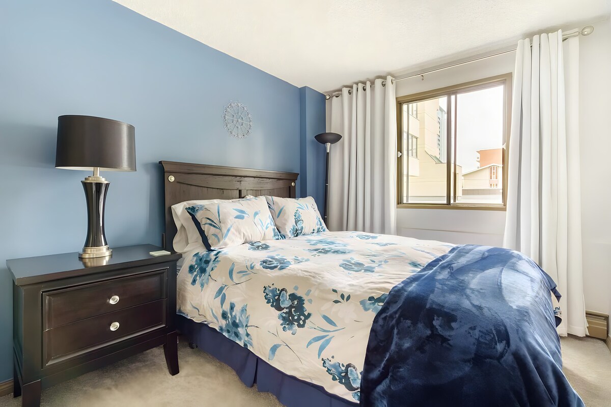 Насладете се на чудесна нощна почивка в голямото двойно легло, с чаршафи с хотелско качество, първокласен матрак и тъмни завеси. На разположение е и разтегателен диван за допълнителни гости.
