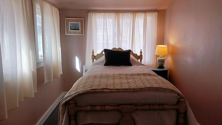 De zoete, knusse slaapkamer aan de voorkant met een eenpersoonsbed en een bronvrij biologisch matras.