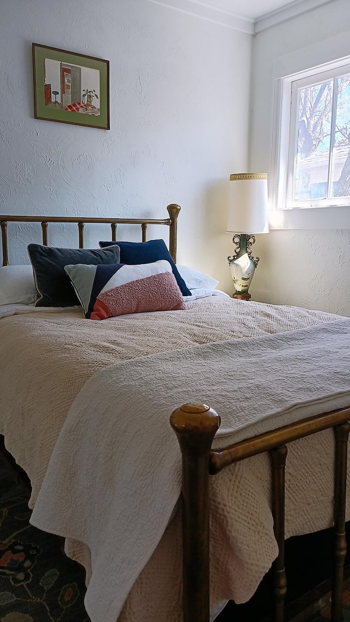 We hebben ervoor gekozen om waar mogelijk blijvende vintage en antieke meubels te gebruiken. Op de foto in de grote slaapkamer: een heerlijk vintage koperen bed, met de meest comfortabele biologische, voorjaarsvrije matras erop.