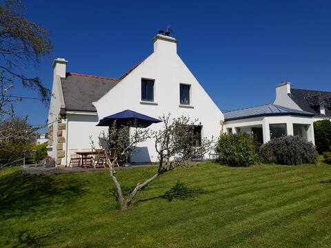 Beautiful bright house 10 min walk to the beach