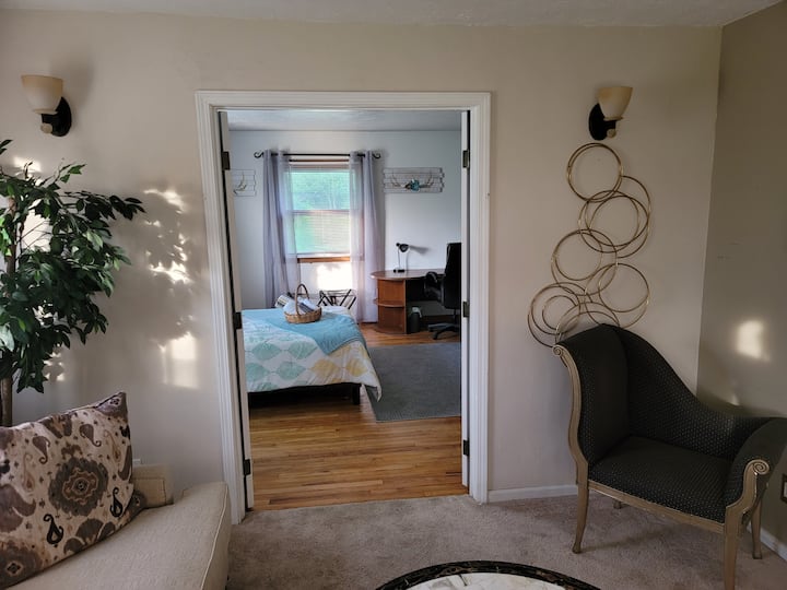 Lagjet e gjumit të rehatshme, të ndritshme dhe të lezetshme në katin e parë për vizitorët tanë që mund të kenë sfida lëvizshmërie.