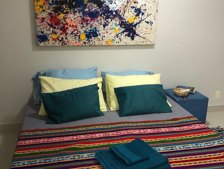 No quarto de solteiro é possível juntar as duas camas e transformar em cama de casal