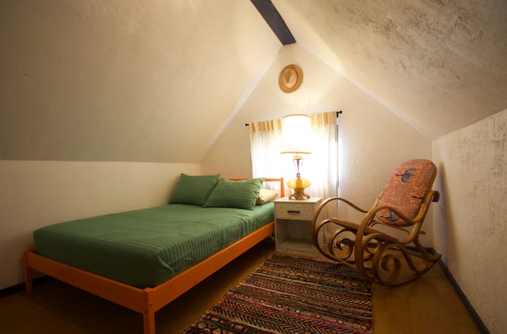 Кревет со целосна големина во најмалата од трите спални соби. Се наоѓа на вториот кат. 