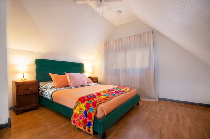 Најголемата спална соба во куќата. Брачен кревет (широк 150-179 см). 