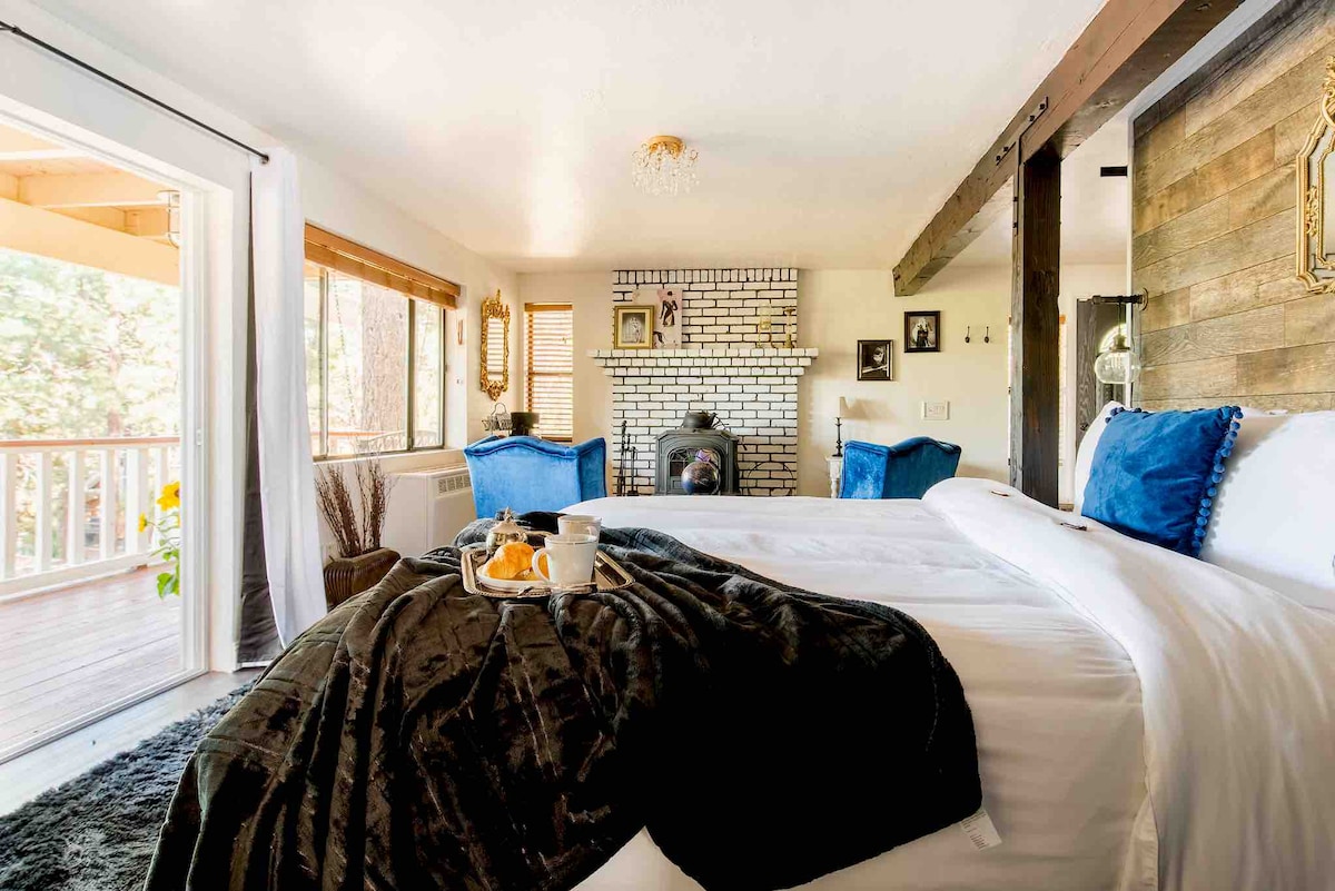 Probudite se, rastegnite se i promatrajte zadivljujući pogled na šumu iz ovog nevjerojatno plišanog i udobnog bračnog kreveta u našoj glavnoj/primarnoj spavaćoj sobi… 