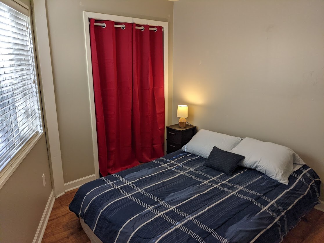 楼下的2号卧室！