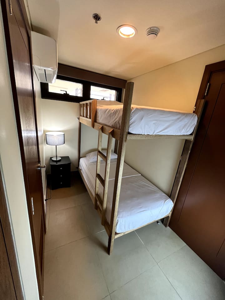 Chumba cha kulala 3 - kinafaa kwa watoto au wafanyakazi wa ndani. Na aina ya mgawanyiko a/c na bafu la ndani.