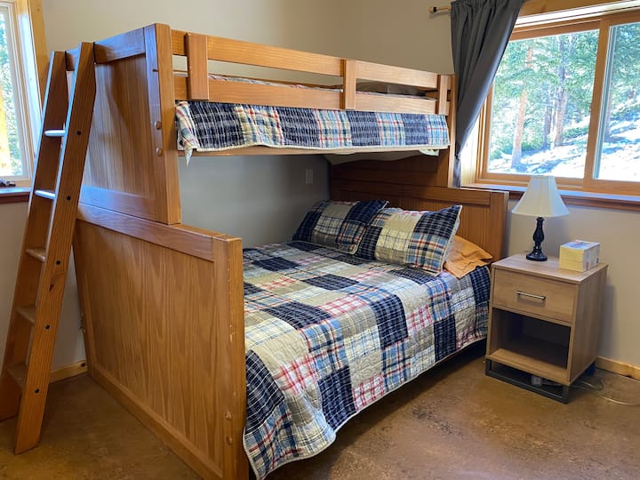 Lits superposés au niveau inférieur.