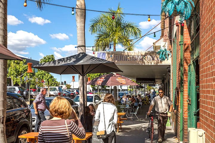 UPSCALE 2BR IN WOOLLOONGABBA, MINUTES TO CBD gallery image 2