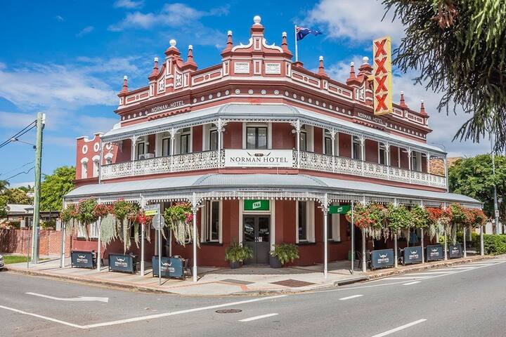 UPSCALE 2BR IN WOOLLOONGABBA, MINUTES TO CBD