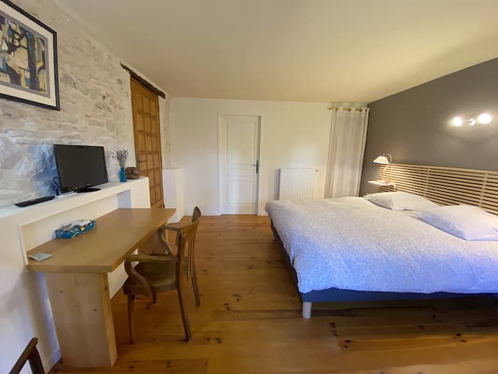 Chez Louise:
ห้องพักที่สะดวกสบายพร้อมเตียงคู่ 1 หลัง (160 ซม.) ห้องน้ำส่วนตัวพร้อมฝักบัวและโถสุขภัณฑ์
