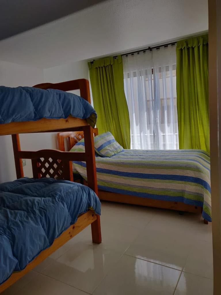 Një krevat dopio dhe një krevat dopio. Totali, katër krevate në këtë dhomë.