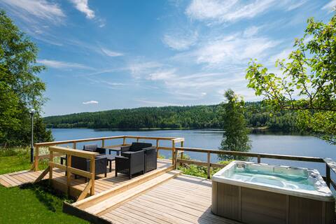 Unique lake plot with fantastic location, hot tub and boat!