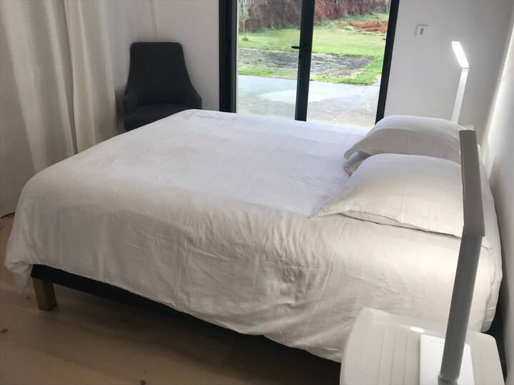 Chambre 2: Un lit double en 160 cm
