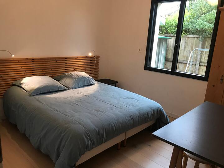 Chambre 1: 
Un lit double en 160 cm 
ou deux lits simples de 80 cm