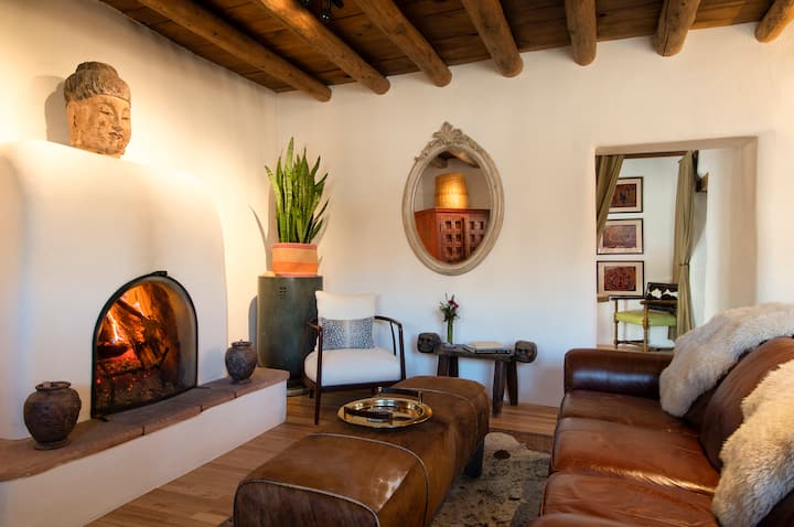 Canyon Road Chic: Cozy 1870 Adobe With Fireplace - Santa Fe