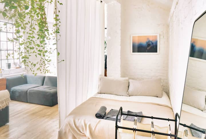 Spálňa so závesmi na ochranu súkromia. 