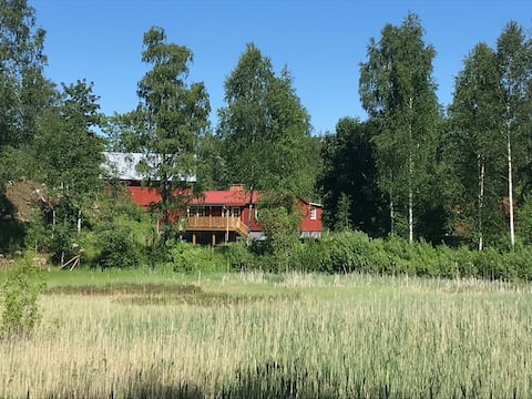 Peacefully between lake and farm in the forest