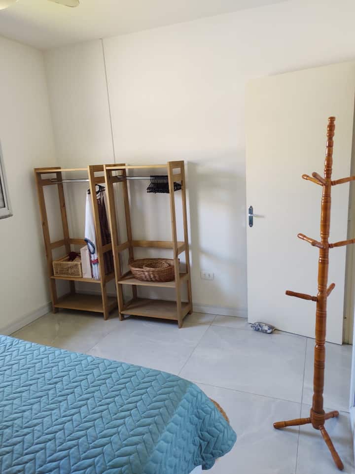 Kleiderschrank und Kleiderständer im Schlafzimmer 2.