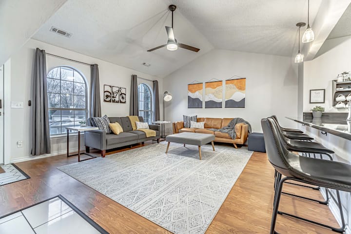 Relax in our modern, open living area after your adventures in Bentonville. The space has plenty of seating and opens up to the kitchen so you will get time with family or friends whether you are cooking a meal or hanging out in the living room. 