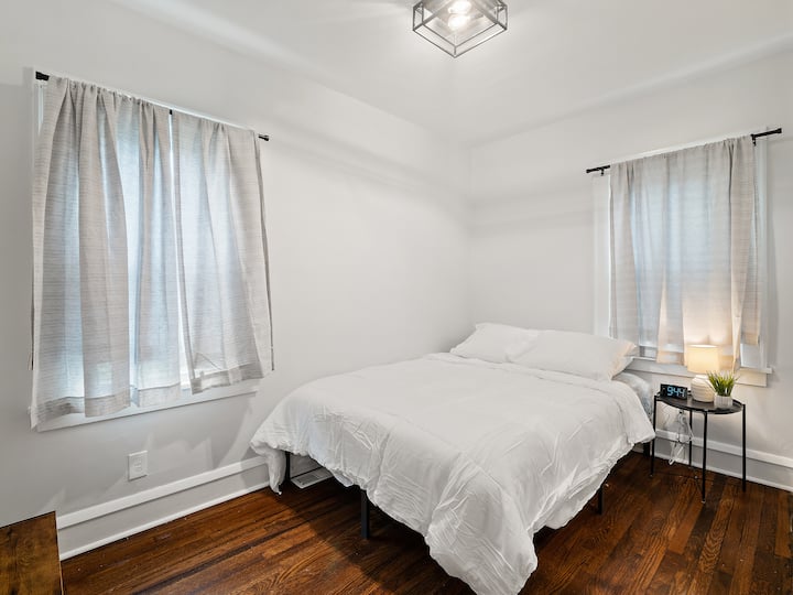 Спална соба 1 (1 кат)- во близина на бања 1