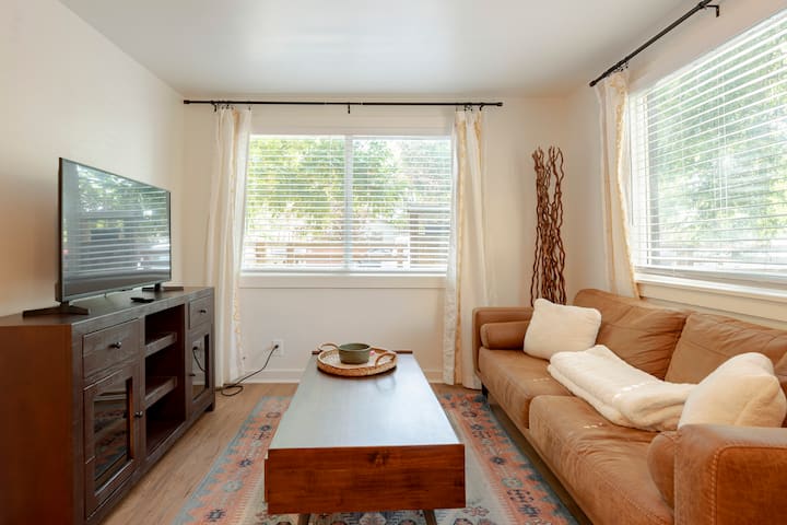 Stylish Downtown 1 Bedroom Home! Pet Friendly - Loveland, CO