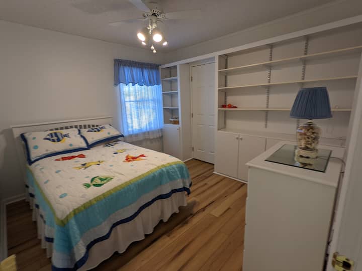 Трета спална соба со многу простор за складирање на полиците и во плакарот