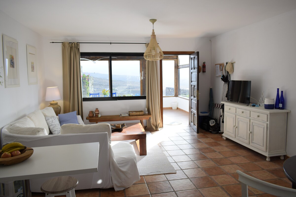 Anuncio de Airbnb popular: Casa SocAire. Nature, sea, peace, relaxation. en Haría