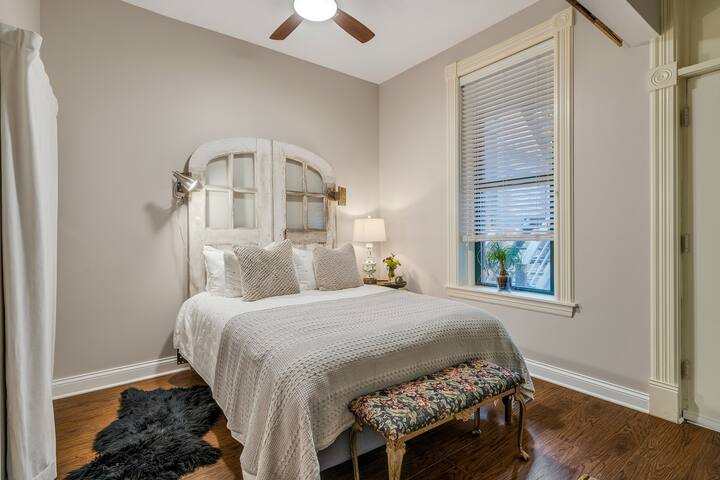 Vintage Designed 3BR Dig Near DePaul University gallery image 3