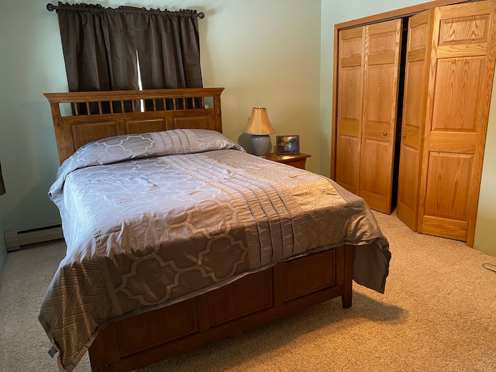חדר שינה מס '1 (למעלה, מיטת קווין סייז, ארון, שידה)