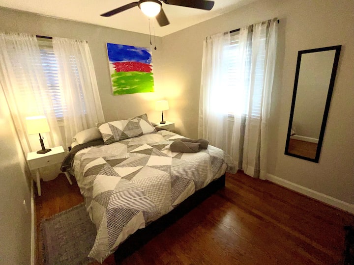 เพื่อนและครอบครัวสามารถเพลิดเพลินกับการพักผ่อนที่ดีในห้องนอนที่ 2 ซึ่งมีเตียงขนาดควีนไซส์ที่สะดวกสบาย