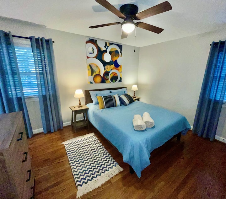 ผ่อนคลายในห้องนอนหลักและนอนหลับฝันดีบนเตียงควีนไซส์ที่สะดวกสบาย