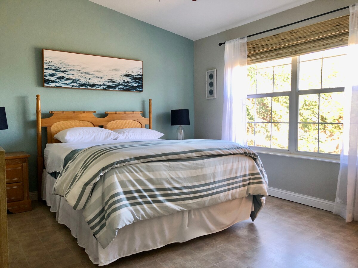 主卧室配有舒适的床。