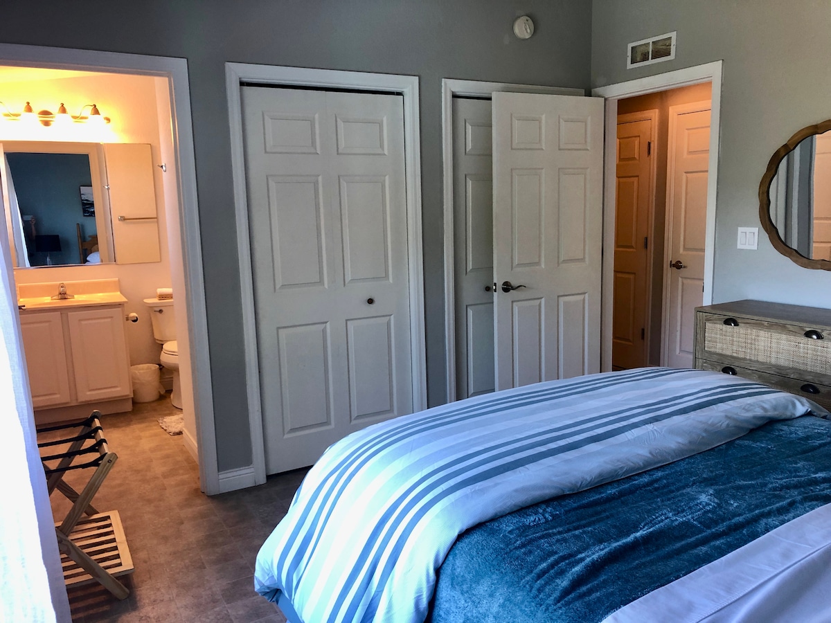 主卧室配有卫生间和充足的壁橱空间。