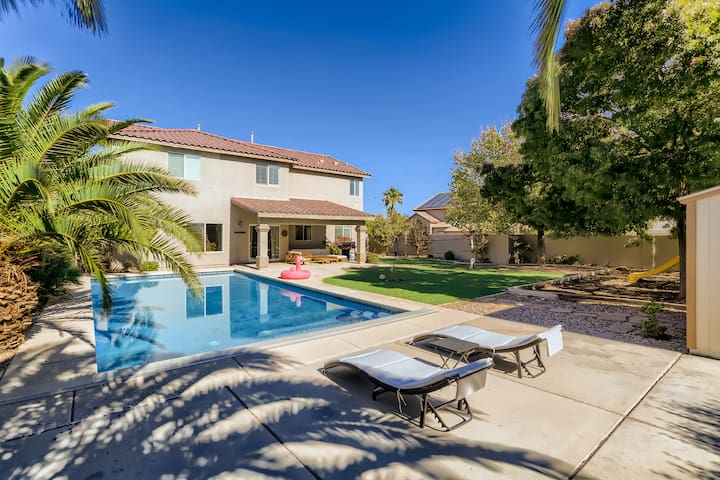 Spacious Luxury Family Retreat with Heated Pool
