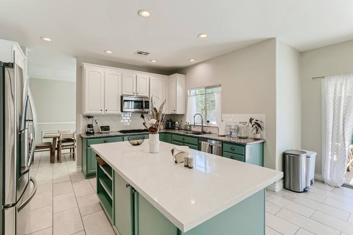 Spacious Luxury Desert Retreat with Heated Pool, P gallery image 4