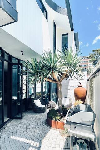 Stylish Bondi Beach house: plunge pool & parking gallery image 4