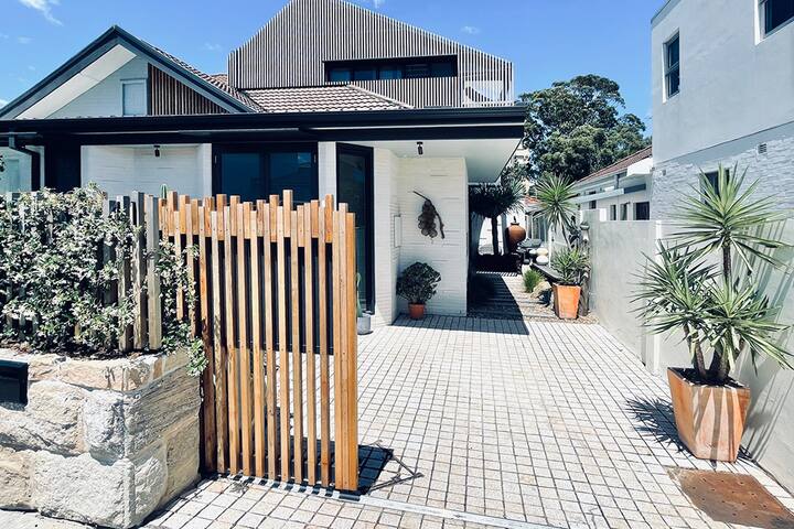 Stylish Bondi Beach house: plunge pool & parking