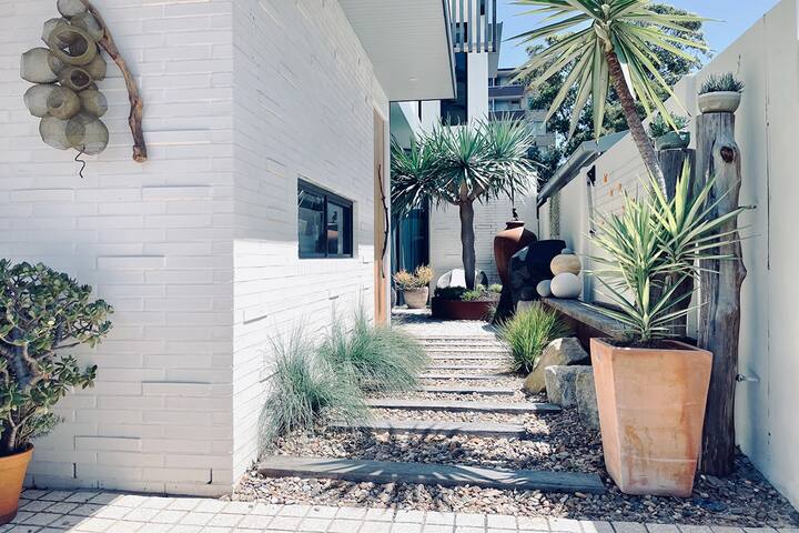 Stylish Bondi Beach house: plunge pool & parking gallery image 3