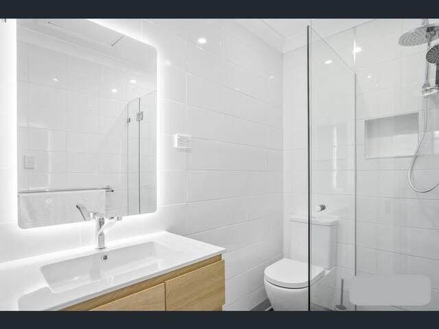 4×2, mountain views, 2.9km Brisbane, 1.5km Suncorp gallery image 2