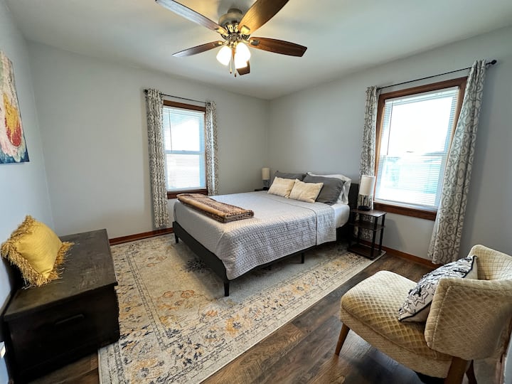 Спална соба со брачен кревет (широк 150-179 см), душек од мемори пена и приклучок за клима-уред