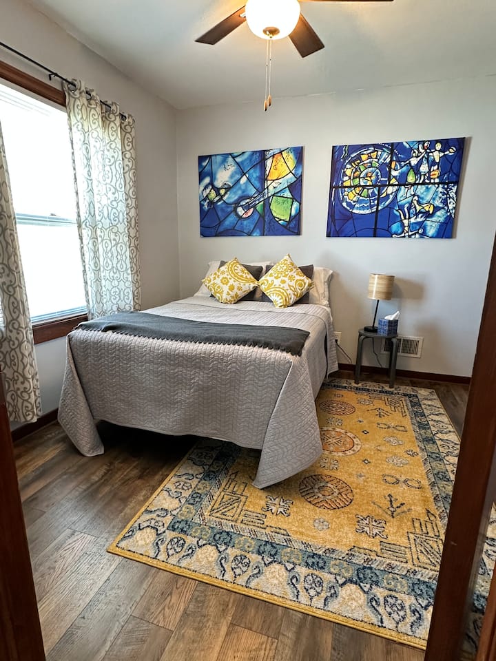 Спална соба со кревет со целосна големина, душек од мемори пена и приклучок за ламба